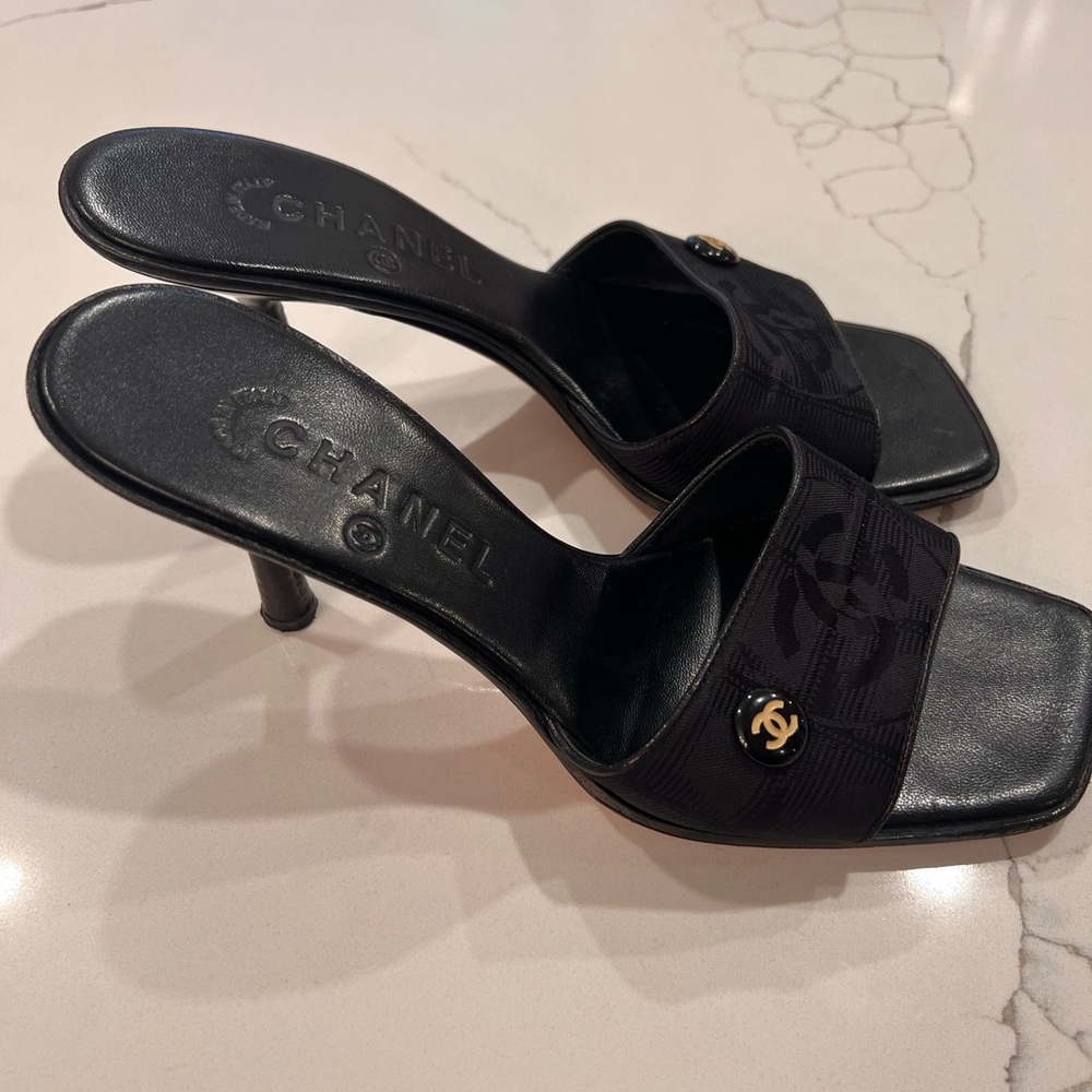 CHANEL Black Heels with Gold Accent - Picture 3 of 7